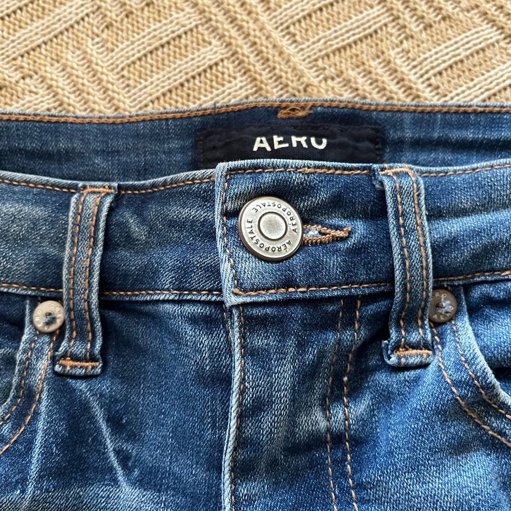 Women’s low rise midi denim shorts. Great condition! Size 4